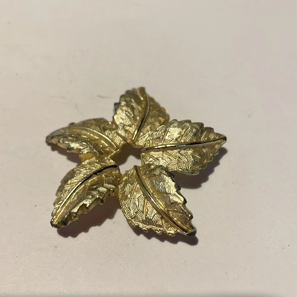 Vintage Gold Tone Leaf‎ Brooch Pin Textured Floral Nature Jewelry